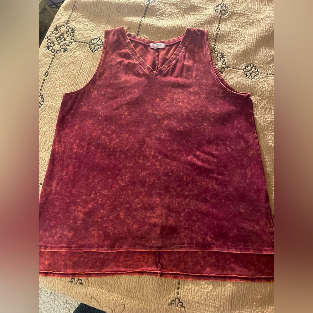 Sleeveless V neck tee distressed rust look, size 2x, longer than regular tee